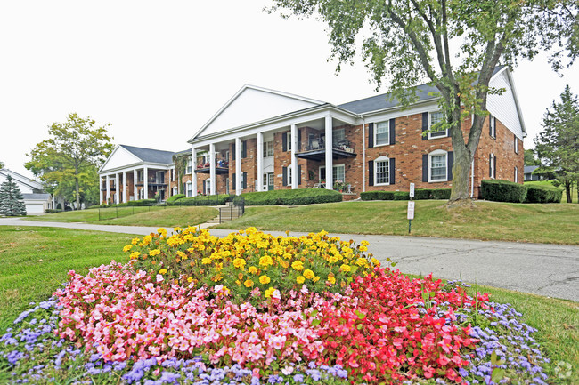 Summer flowers - Glens of Bloomfield Apartments