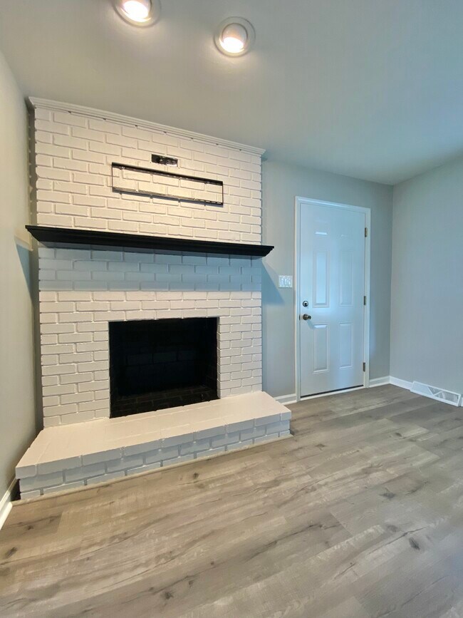 Living Room - 2512 Edgehill Plz