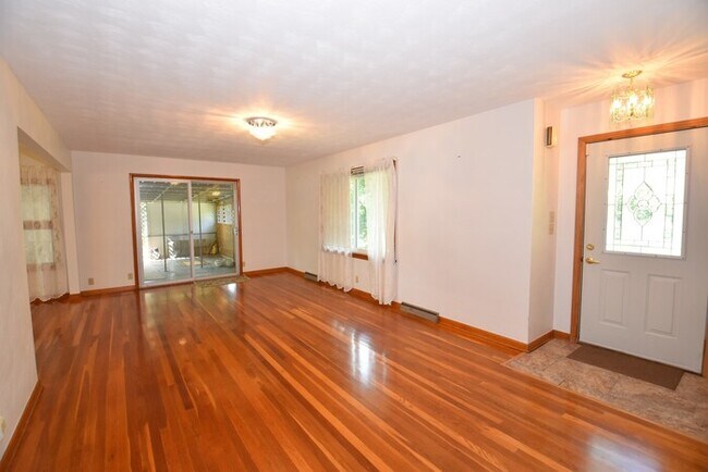 Foto del edificio - Beautiful 3 Bedroom Home over Looking Lake Chapin