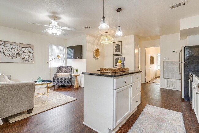 Foto del edificio - Charming 2-Bed Duplex in Heart of Fort Worth!