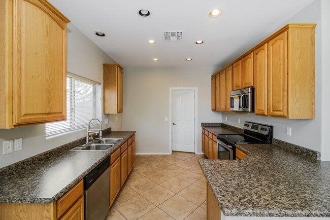 Building Photo - 40275 W Helen Ct