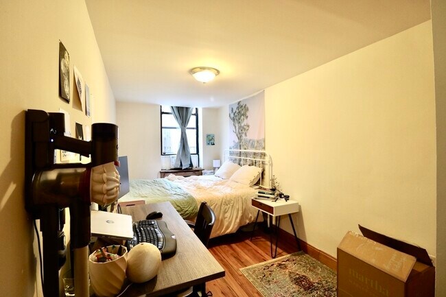 Building Photo - 273 W 73rd St