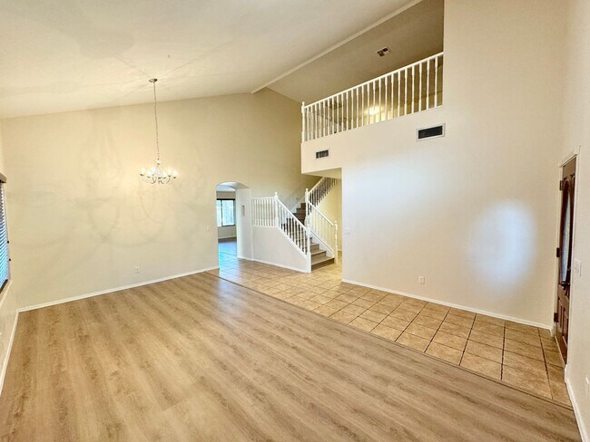 Foto del edificio - Beautiful 5 Bedroom + Loft Two Story Home ...
