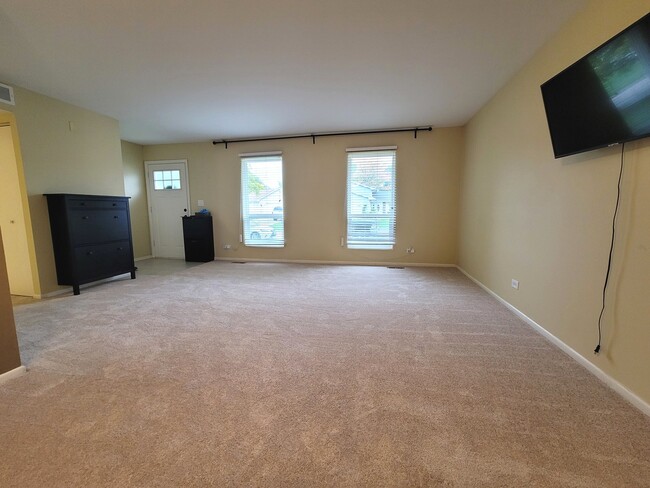 Building Photo - 30 Joslyn Dr
