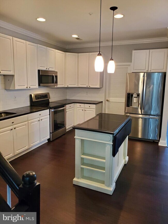 Building Photo - 910 Perry Landing Ct