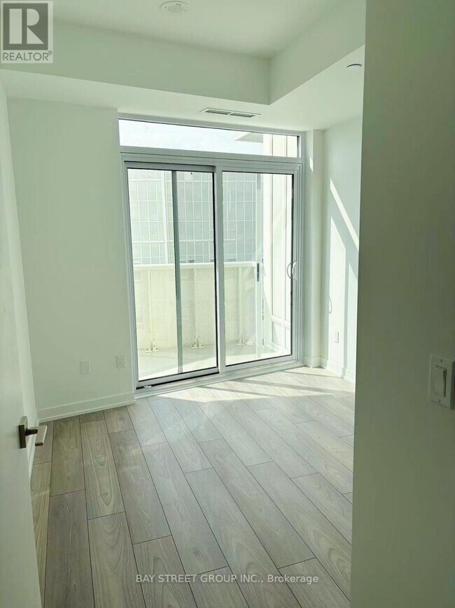 Building Photo - 498-2498 Caldari Rd