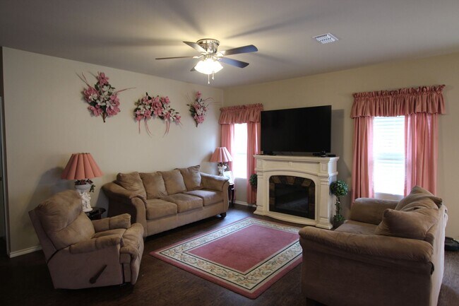 Building Photo - Almost Ready! Cozy 4 Bedroom2 Bath Home in...