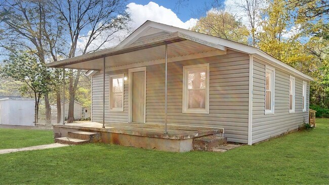 Building Photo - Fully Renovated 2 Bedroom and 1 Bath Home