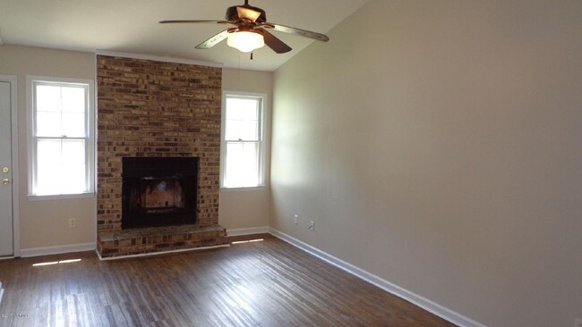 Building Photo - Charming 2 Bedroom, 2 Bath Duplex - 113 Ea...