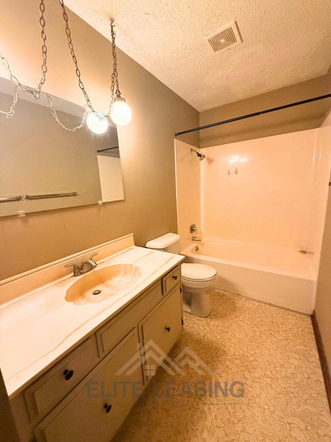 Building Photo - 5705 SW 28th Terrace