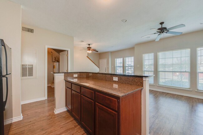 Foto del edificio - 3 Bed + 3 Bath - Spacious Duplex