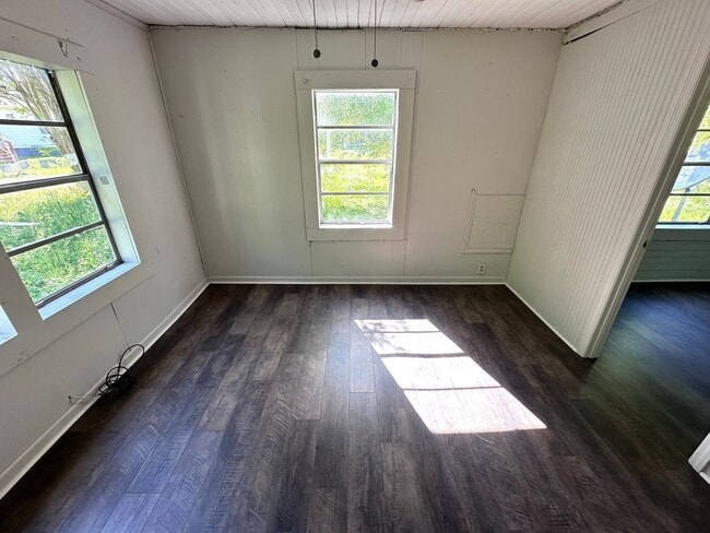 Foto del edificio - 1 Bedroom- 1 Bathroom- (with bonus room) House in Shannon!