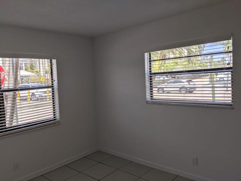 Foto del edificio - 4655 Bougainvilla Dr