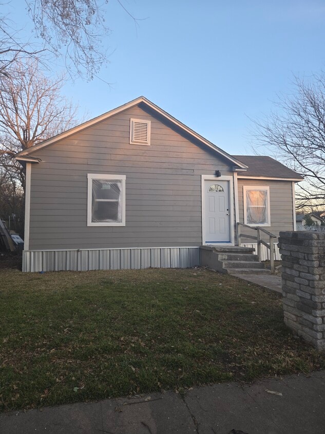 Building Photo - 2101 Maple Ave