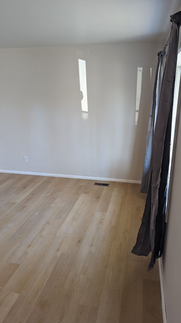 Building Photo - Sublease Available Beginning January!
