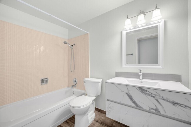 Foto del edificio - Tri Level 4 bedroom plus Family Room in Yorba Linda