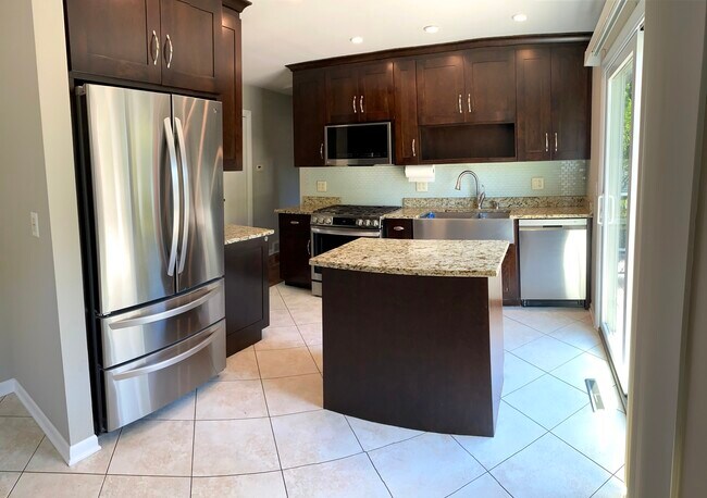 Foto del edificio - 2441 Waupaca Ct
