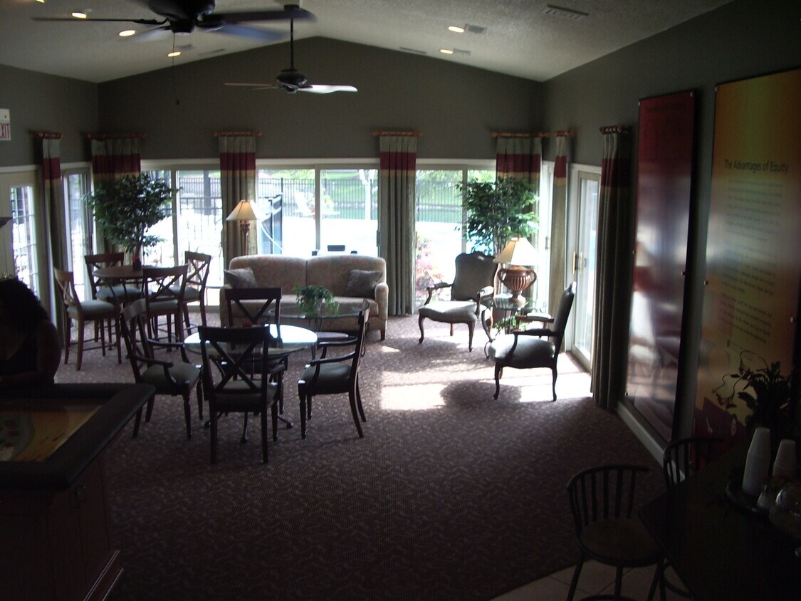 Primary Photo - 1585 Raymond Dr
