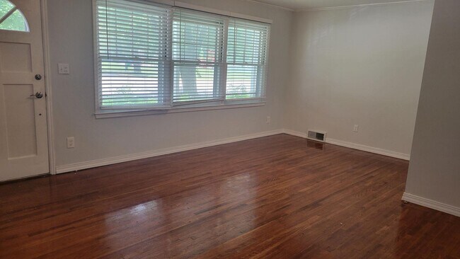 Foto del edificio - PRE-LEASE!! Beautiful 3 Bedroom/ 1.5 bath