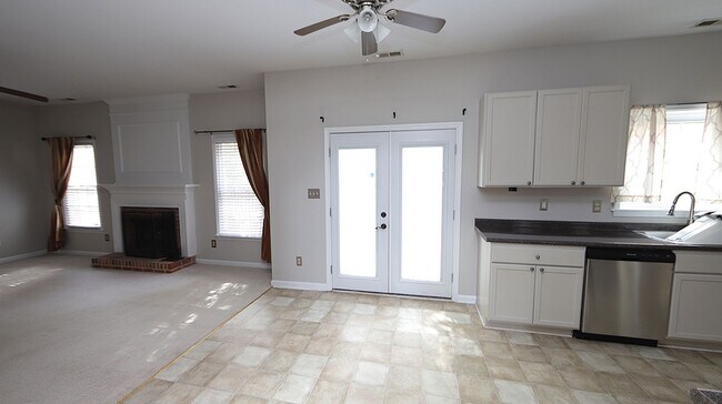 Building Photo - 4 Bedroom Home in desirable Grove Park Com...