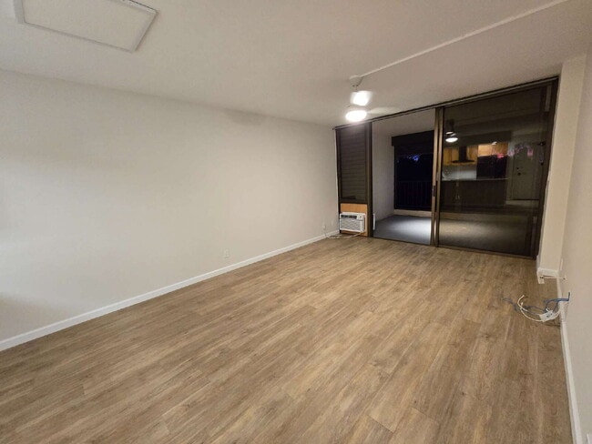 Building Photo - Renovated 2br, 2ba, 2pkg - Regency Park with Views!