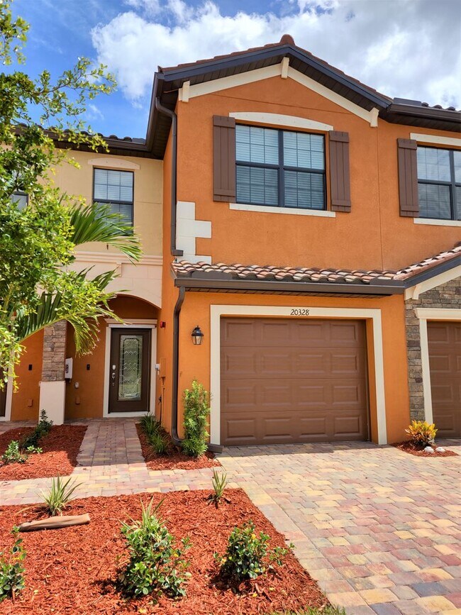 Building Photo - Impressive Annual Unfurnished 3 Bedroom, 2...