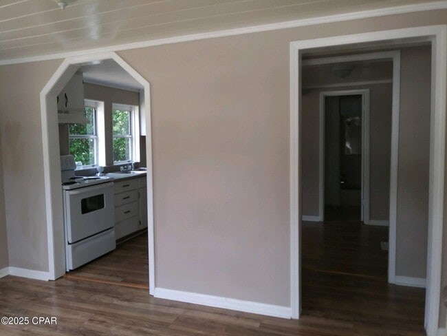 Building Photo - 5120 E 11th St