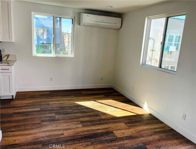 Building Photo - 1809 1/2 S Gramercy Pl-1809