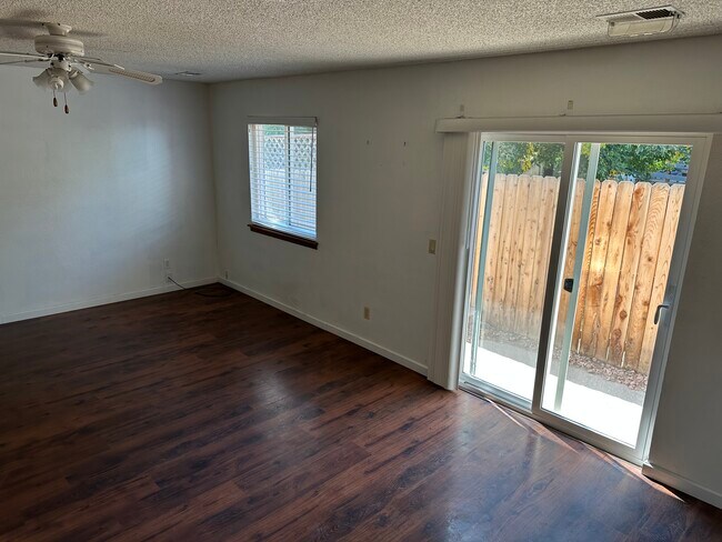 Foto del edificio - 250 Cypress Ln