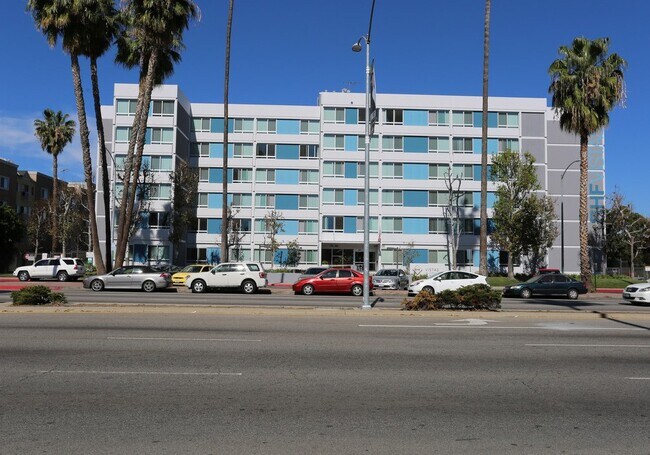 Foto del edificio - 15211 Sherman Way