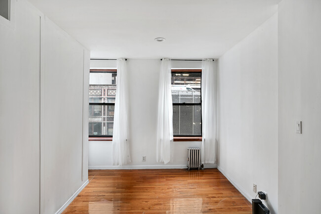Building Photo - 41 W 46th St