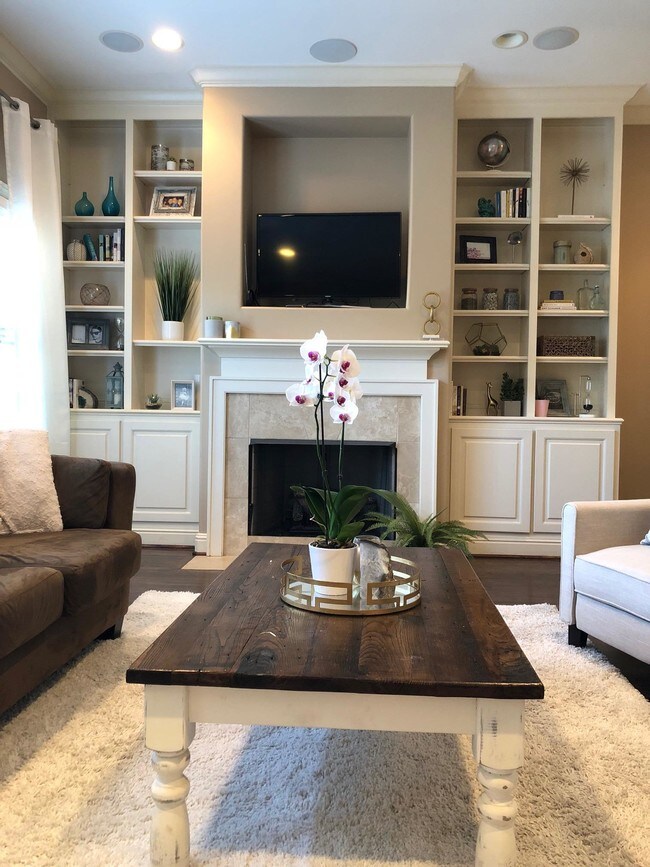 ¡Muebles empotrados con chimenea! - 3189 Parthenon Ave
