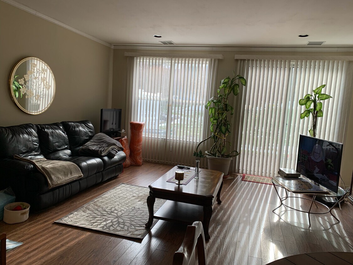 Primary Photo - 147 Windward Dr