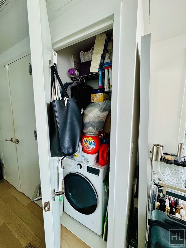 Building Photo - Gorgeous 1 bedroom with private balcony & laundry hookup