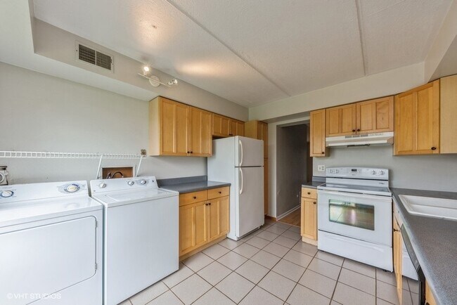 Foto del edificio - 5513 Chateau Dr