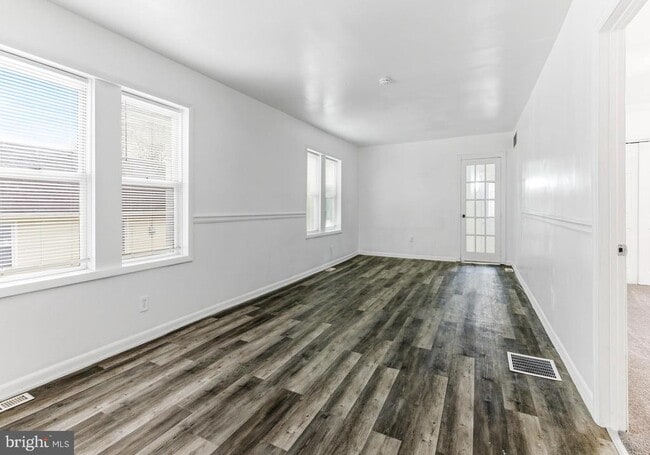 Building Photo - 107 River Rd Dr