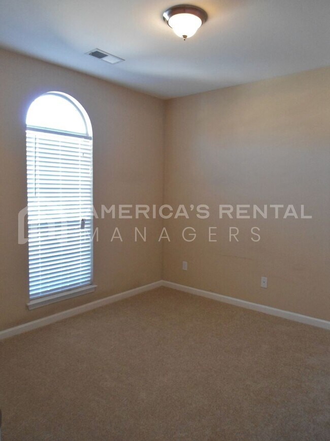 Building Photo - End Unit Townhome for rent in Calera, AL!!...