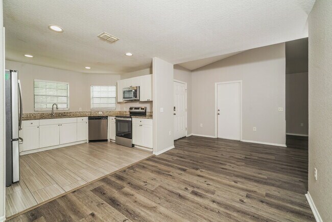 Foto del edificio - 8179 Woodvine Cir