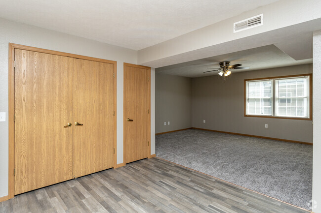 2BR , 1 BA - 1090SF - Fieldstone Place Apartments