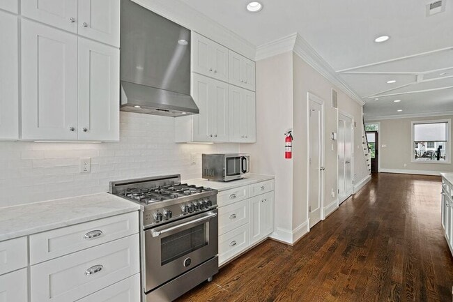 Building Photo - 1411 D St NE