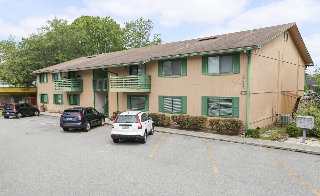 Primary Photo - 3765 Crown Point Rd