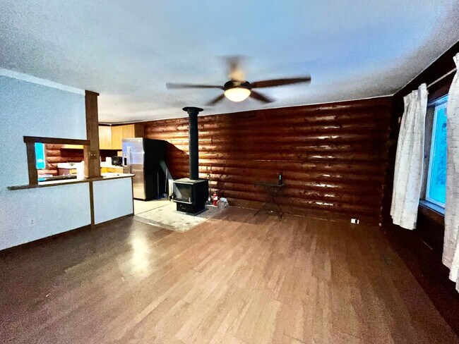 Building Photo - Pet friendly, 4 bedroom home in North Pole