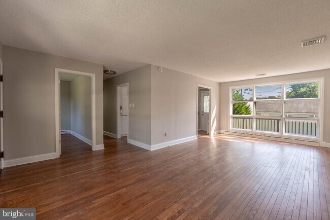 Foto del edificio - 360 Hollowbrook Dr