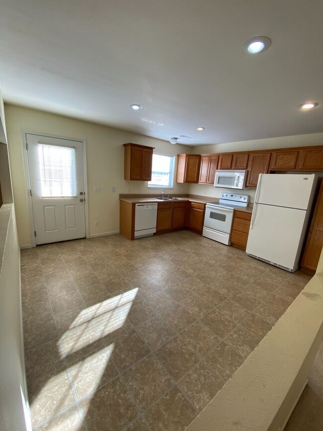 Building Photo - Cozy 2 Bedroom, 2 Bathroom Duplex