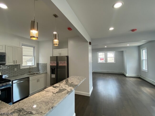 Building Photo - 41 Hinsdale Pl