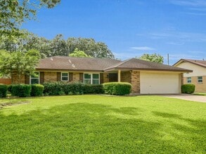 Building Photo - 805 Bluebonnet Ln