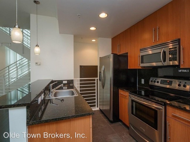 Building Photo - 2 br, 2.5 bath House - 460 E Jackson St. #2