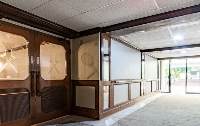 Acceso a los servicios - 10535 Wilshire Blvd