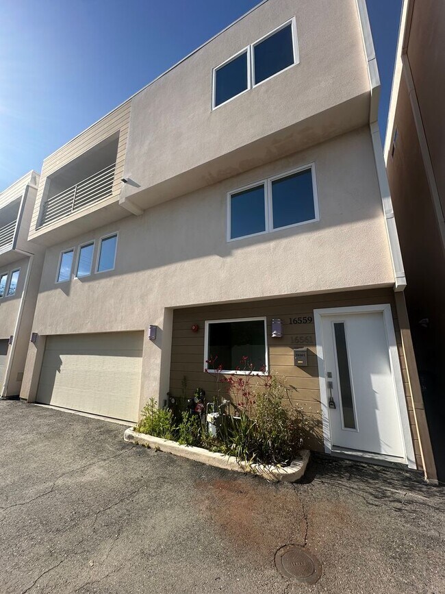 Foto del edificio - Spacious & Modern Tri-Level Townhome | 3 B...