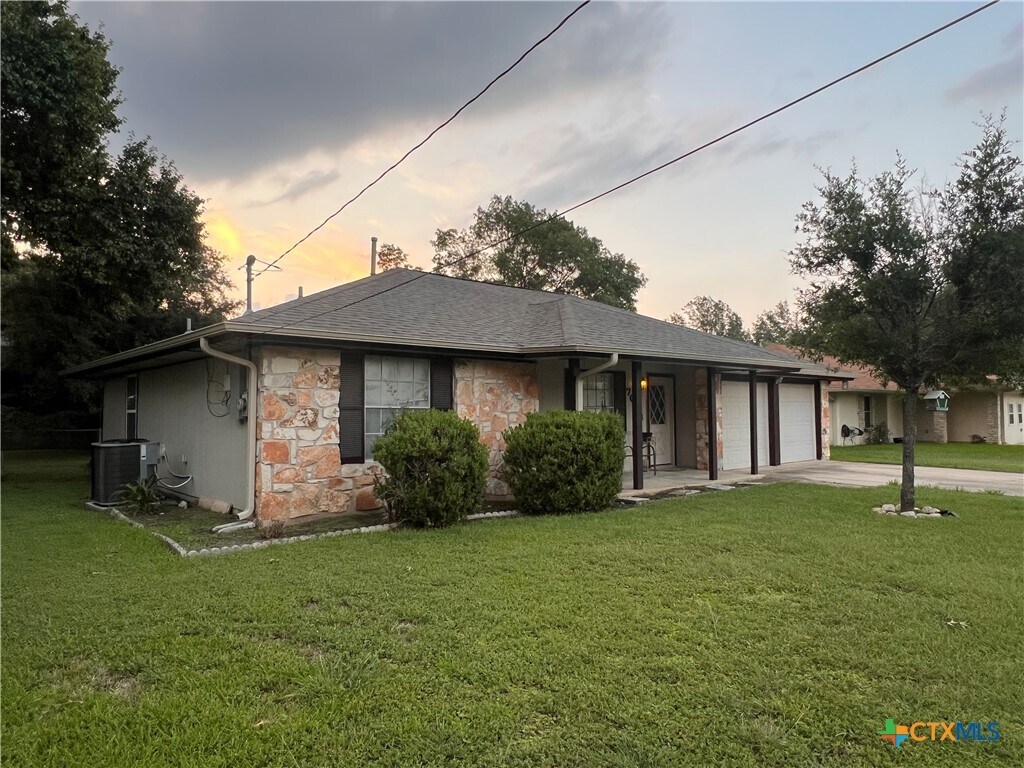 Building Photo - 705 Central Dr